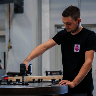 Industriemechaniker mit Schraubwerkzeug