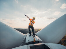 Arbeiter steht auf Windkraftwerk