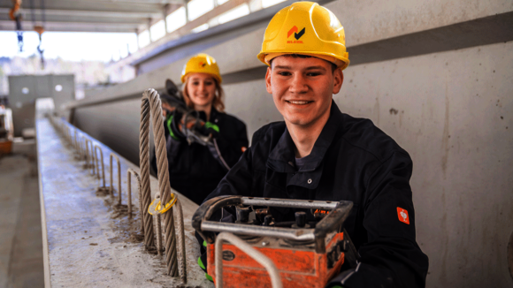 Zwei junge Beton- und Stahlbetonbauer auf der Baustelle