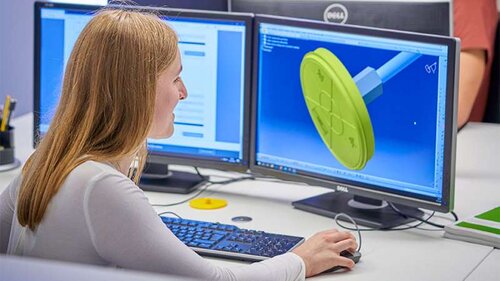 Technische Produktdesignerin am Arbeitsplatz