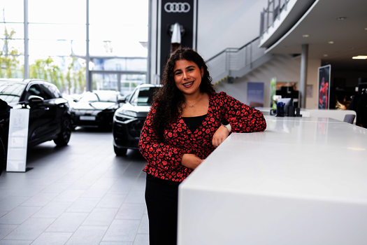Weibliche Automobilkauffrau am Tresen