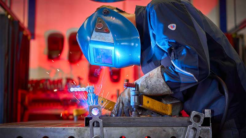 Industriemechaniker beim Schweißprozess